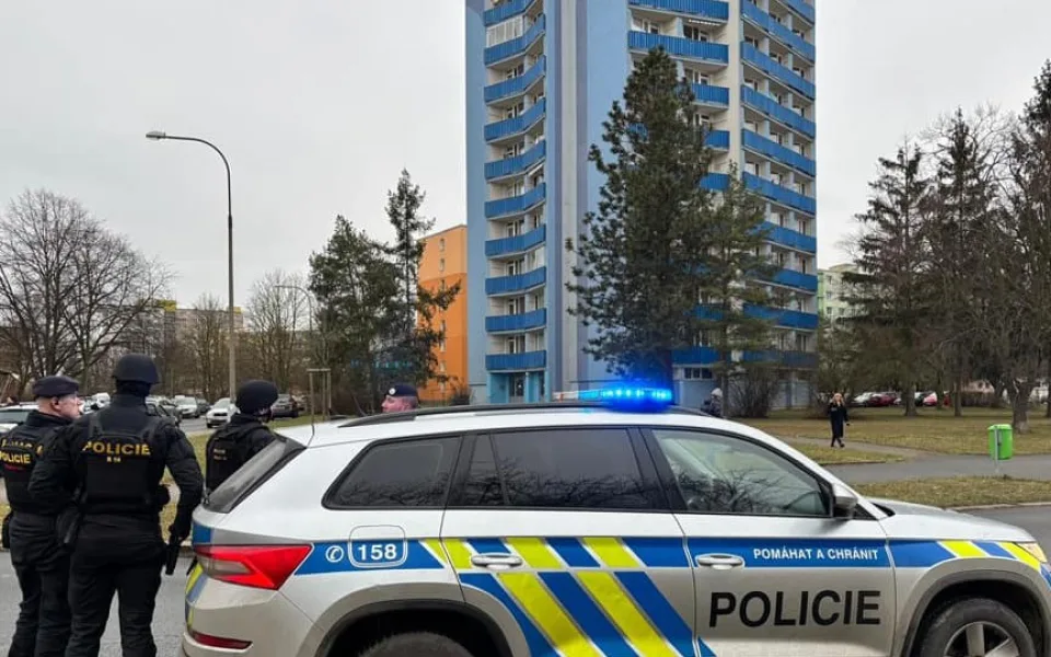 Na střeše paneláku je muž se zbraní, tvrdili lidé. Policie rozjela velké manévry