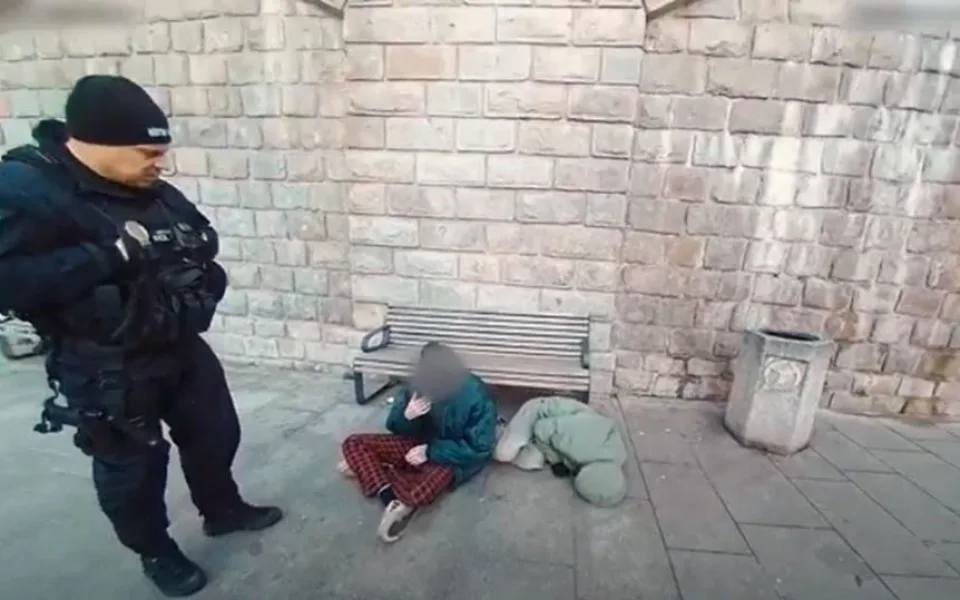 Dva mladíci to totálně přehnali s neznámou drogou. Městská policie zveřejnila otřesné video kvůli prevenci