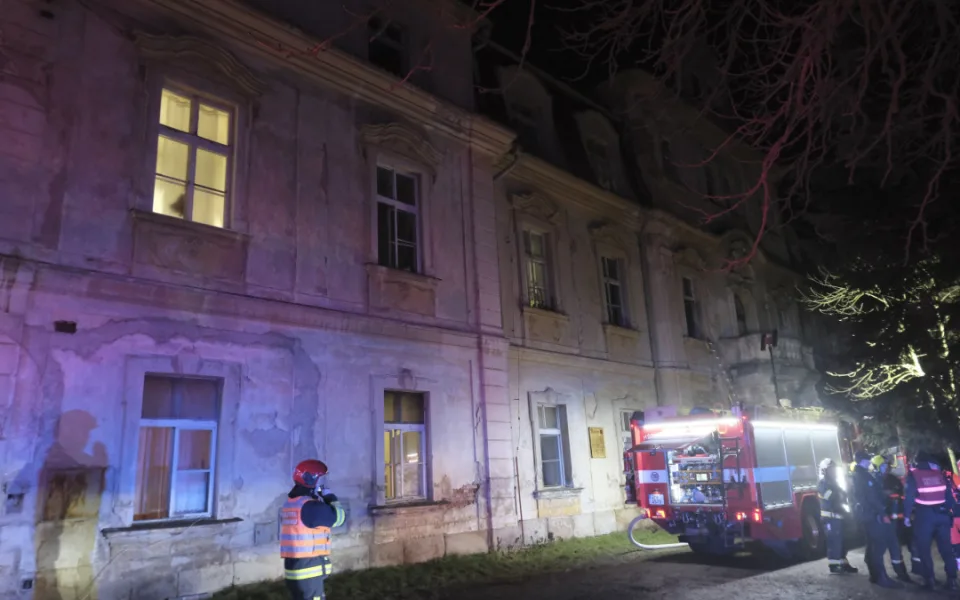 VIDEO: Před ohněm při požáru ubytovny utíkali lidé skrze okna, čtyři skončili v nemocnici