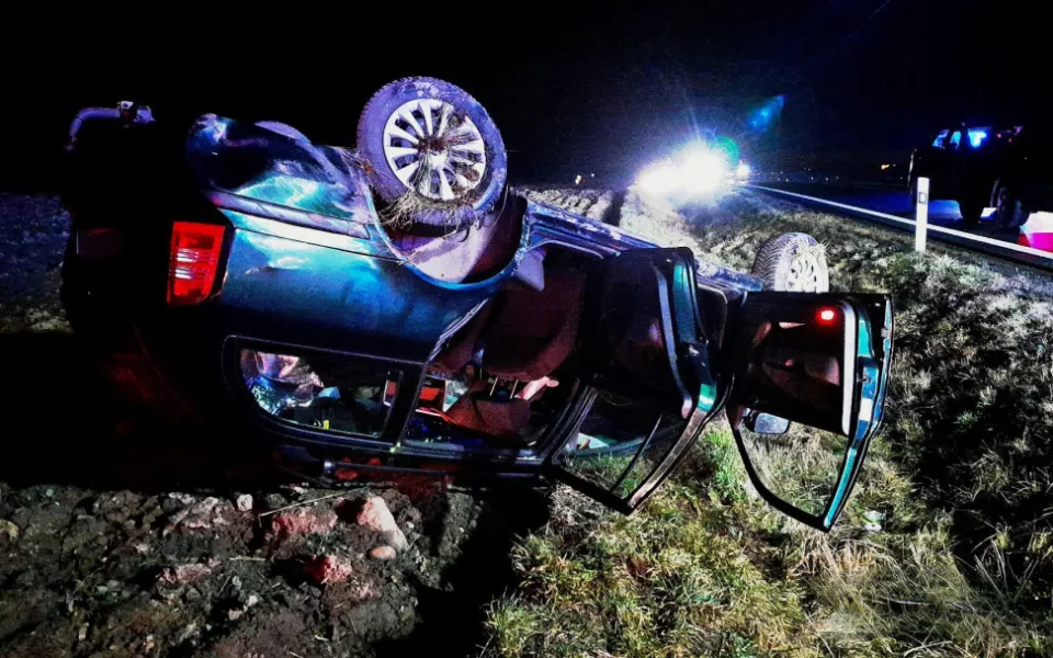 Čtyři automobily se střetly na frekventovaném úseku silnice I/27. Jedno vozidlo se převrátilo na střechu