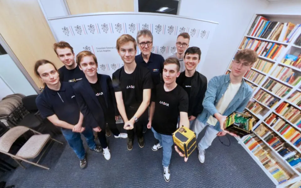 Nadaný gymnazista pomáhá uklidit kosmické smetí a teď se podíval na kosmodrom