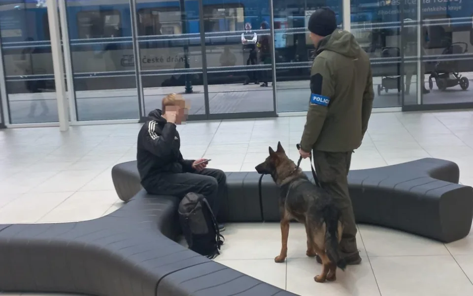 Policejní psi vyrazili do ostré akce na vlakové nádraží. Pět z osmnácti zkontrolovaných osob u sebe mělo drogy