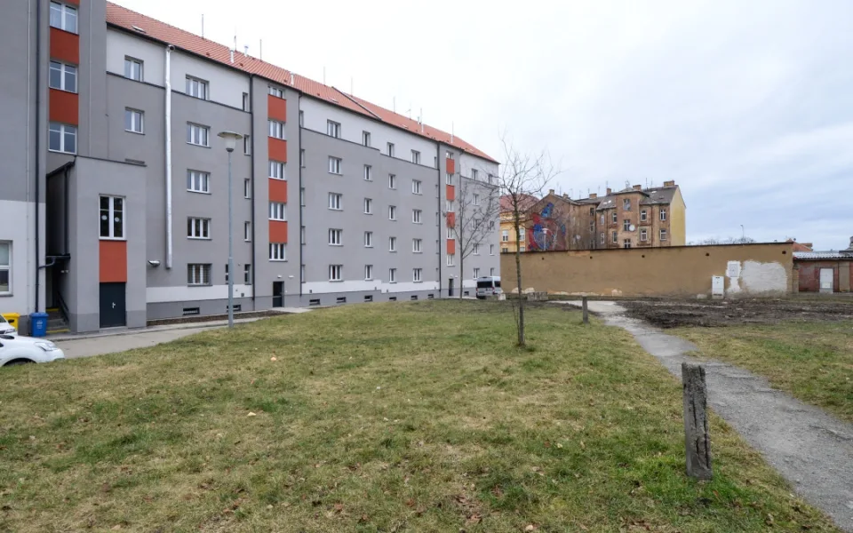 Více parkovacích míst i příjemnější prostor, vnitroblok v Korandově ulici projde změnou