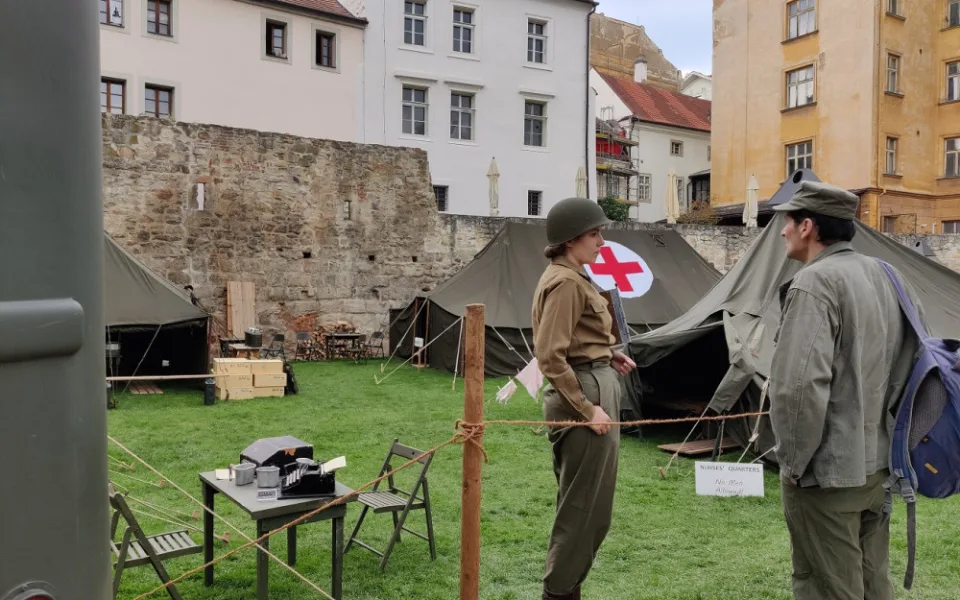 109. evakuační nemocnice se v roce 1945 starala vojáky i místní obyvatele, spolek teď hledá dobové artefakty