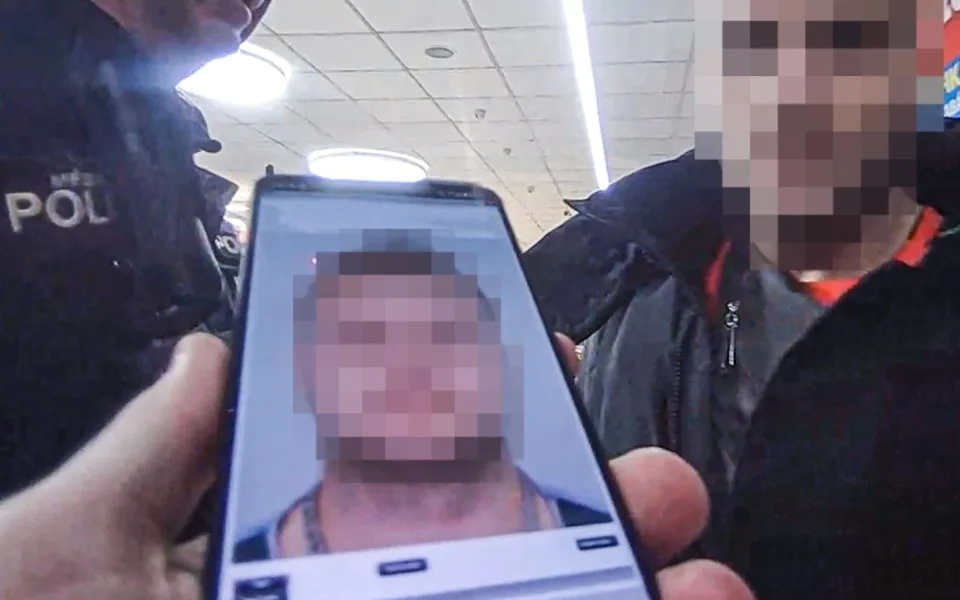 Kuriózním způsobem se pokoušel skrýt před strážníky svoji pravou identitu přistižený zloděj. Krádež vysvětlil jen těžko uvěřitelnou báchorkou