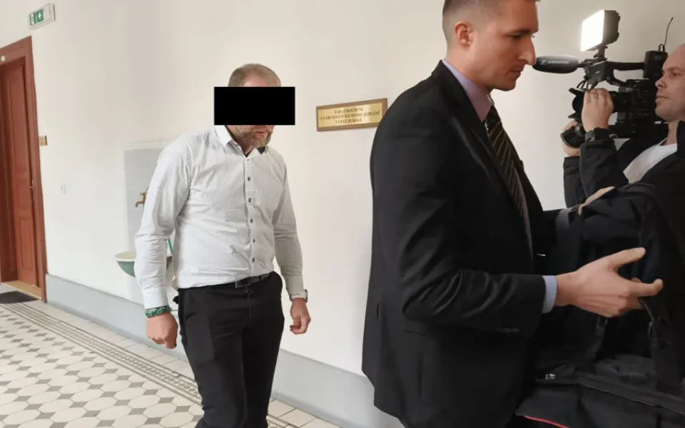 Koloběžkář po hádce uškrtil motorkáře a z místa činu odjel. Soud radikálně zmírnil jeho trest