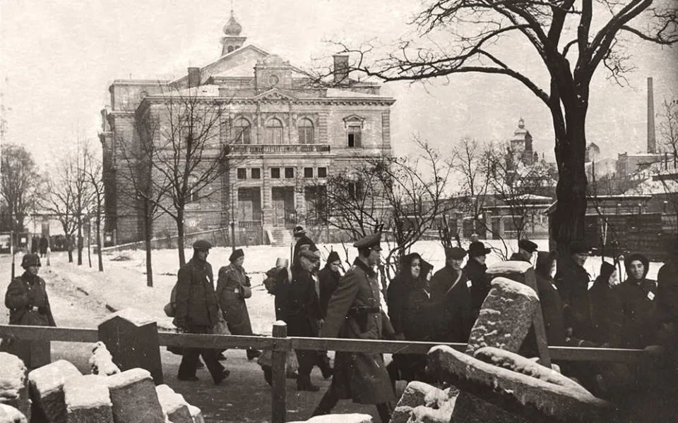 Židovští deportovaní na cestě na nádraží od shromaždiště Sokolovny, zdroj: Židovské muzeum v Praze