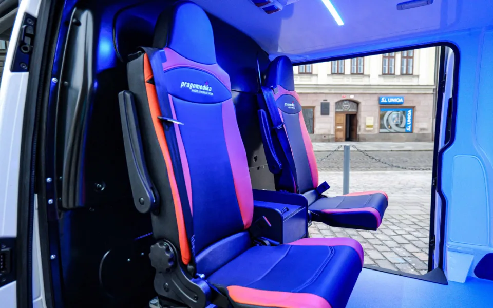 Strážníci mají nové a snadno omyvatelné auto pro převoz opilců na záchytku, ročně jich tam přepraví stovky