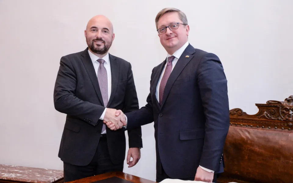 Drtivá většina Ukrajinců se u nás chová slušně, shodl se na schůzce primátor Plzně s ukrajinským velvyslancem