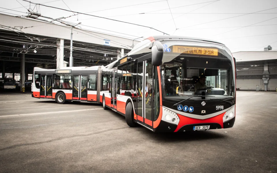 Nové velkokapacitní autobusy budou brázdit plzeňskými ulicemi. Cestující ještě letos svezou první tři vozy