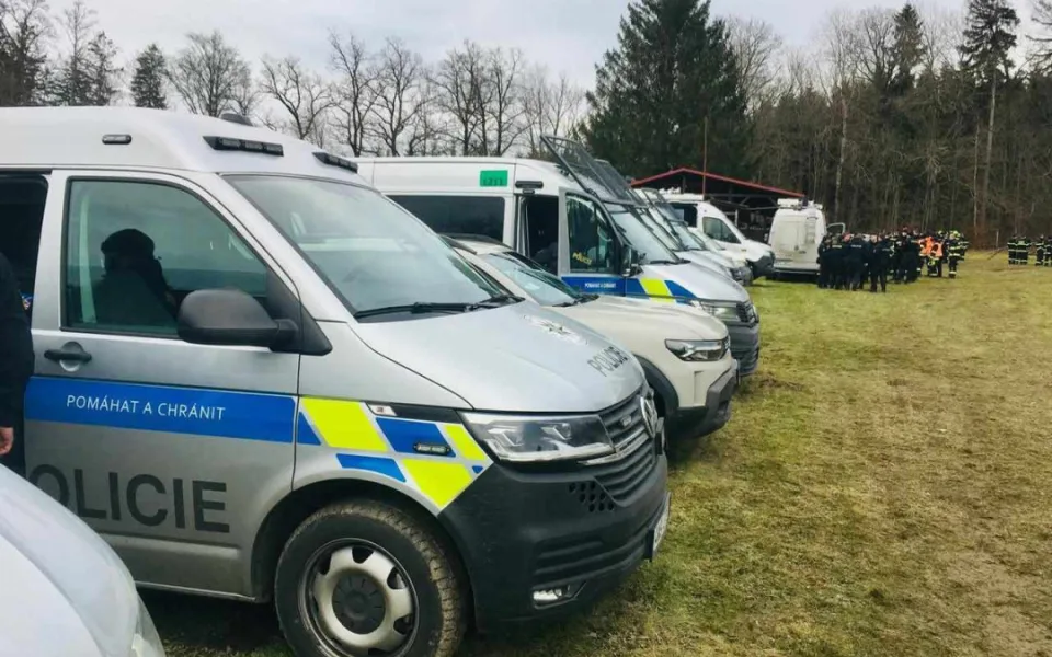 Policisté již druhý den pátrají po svém kolegovi, může mu jít o život. Do akce jsou zapojeny desítky mužů