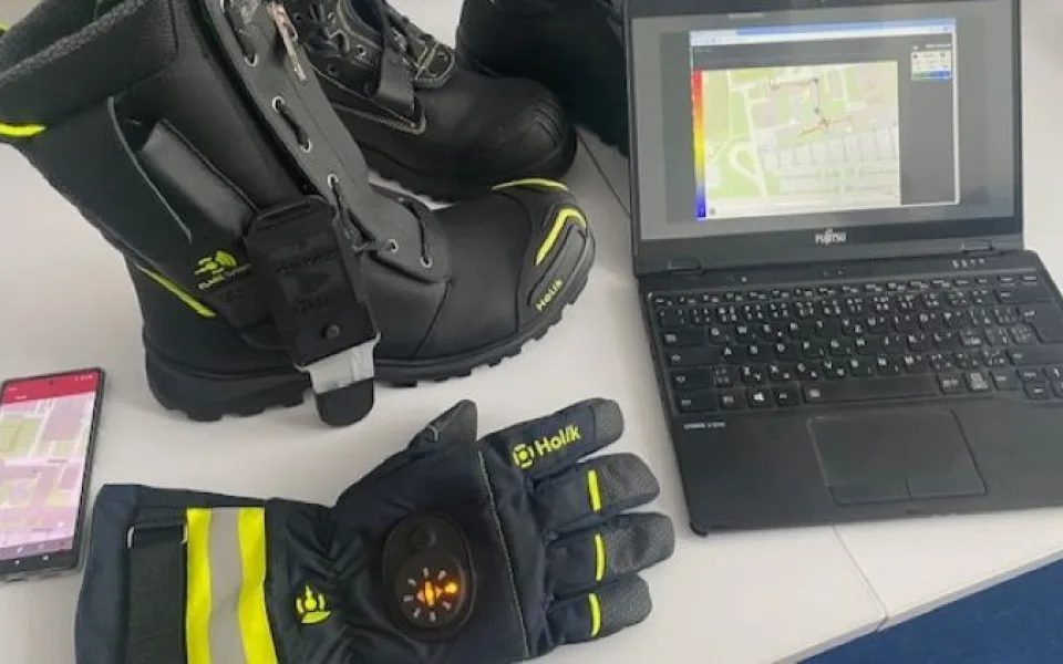 VIDEO: Vědci z Plzně vymysleli chytré boty a rukavice, které sledují polohu i bez GPS. Pomůžou hasičům