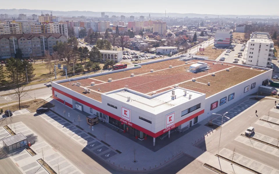 Zelenou střechu má například nedávno otevřený Kaufland v Českých Budějovicích