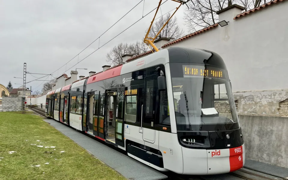 Nová luxusní tramvaj pro Prahu vyjela poprvé na zkušební trať v areálu plzeňského výrobce