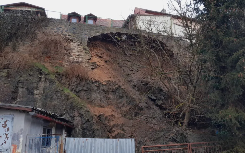 Část historické hradební zdi se sesunula v důsledku silného deště ve Stříbře na Tachovsku