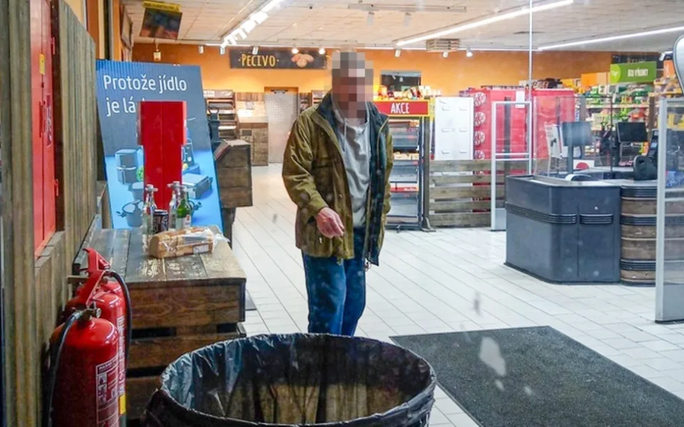 Uvnitř uzamčeného supermarketu stál ve tři ráno u pokladny zákazník s nákupem a dožadoval se placení