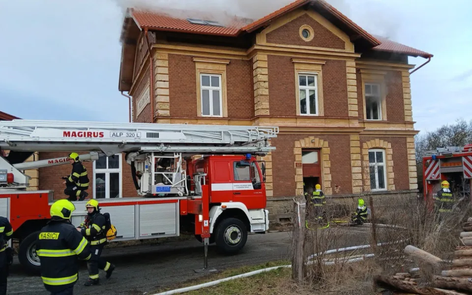 Na nádražní budově způsobil požár škodu za 1,5 milionu korun. Hasiči absolvovali velmi obtížný zásah