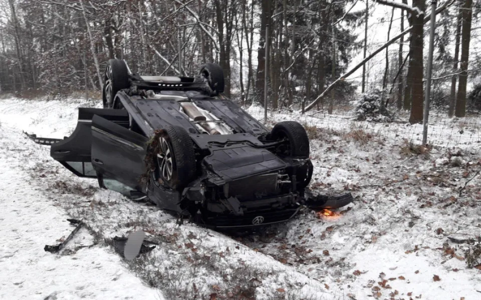 Při lednových nehodách vyhasl na silnicích Plzeňské kraje jeden život, mladý policista zemřel během výkonu služby