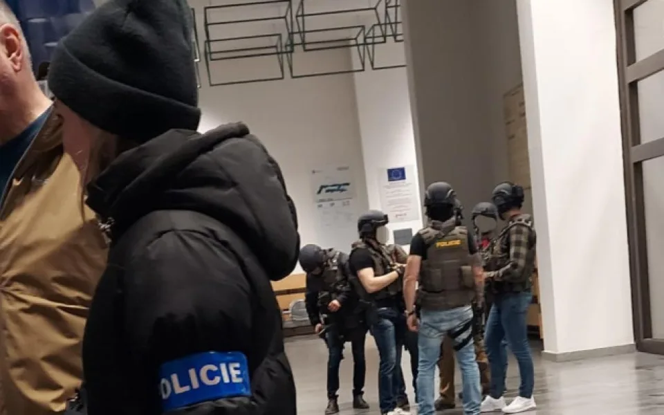 Vykřikovali Alláh Akbar a napodobovali střelbu, dvojici studentů čeká soud