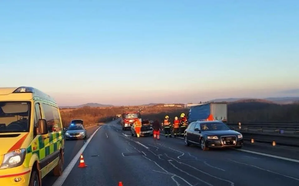 Provoz na dálnici D5 ochromila nehoda čtyř aut, provoz stál bezmála dvě hodiny