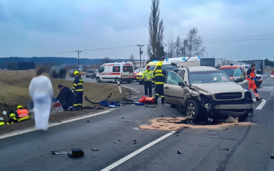 Vážná dopravní nehoda u sjezdu z dálnice si vyžádala osm zraněných