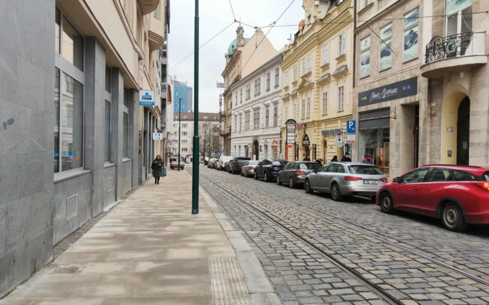 Oprava ulice v historické části města stále budí emoce, lidem vadí třeba moderní lampy