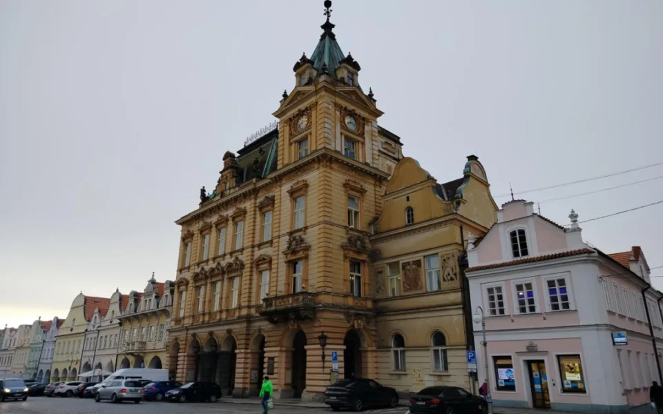 Oprava historické domažlické radnice odstartuje renovací krovů a střech