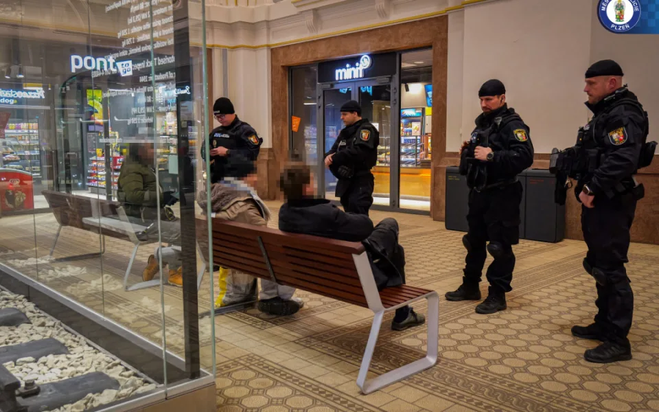 Při obří kontrolní akci zajistili policisté 15 nezletilých pod vlivem alkoholu. Celkem zaznamenali 21 přestupků