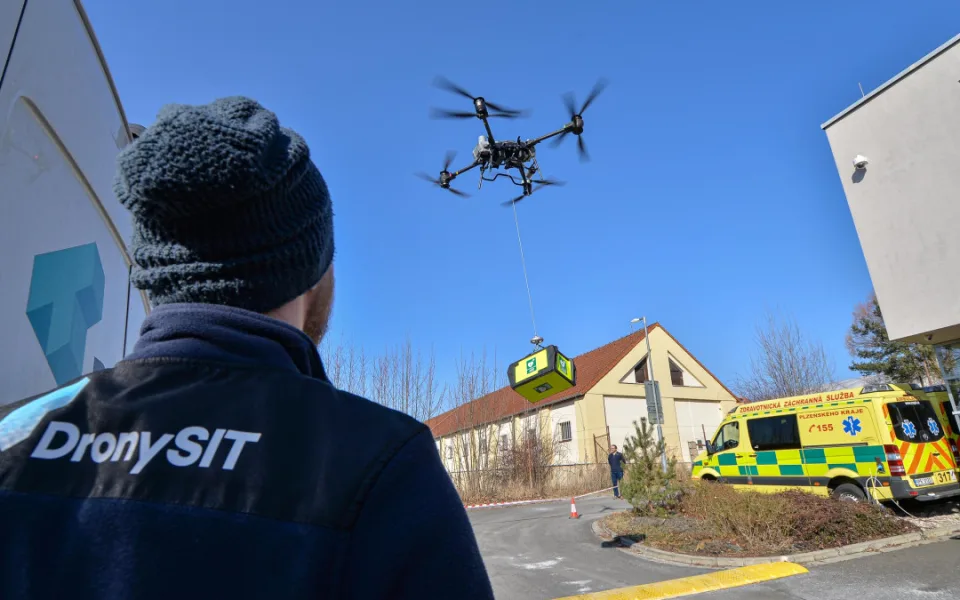 Transport zdravotnického materiálu pomocí dronů pro záchrannou službu testuje jako první v ČR unikátní projekt
