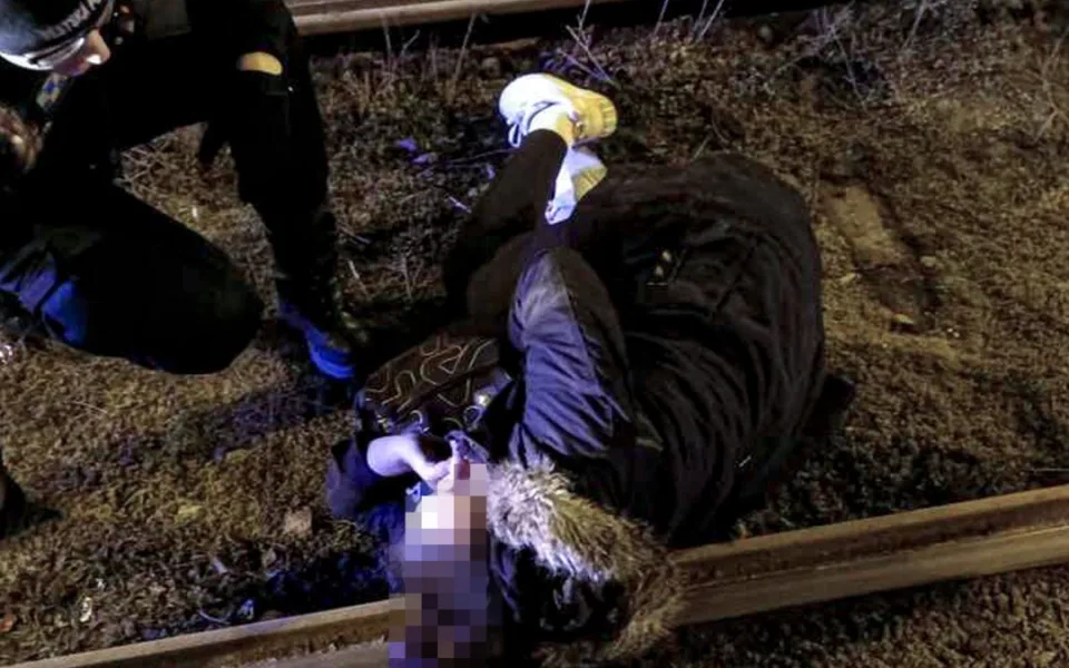 VIDEO: Totálně opilá žena usnula přímo v tramvajovém kolejišti, hlavu měla dokonce na jedné z kolejnic