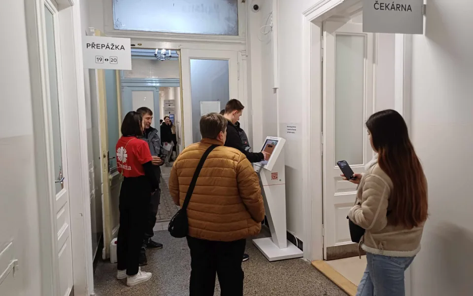 Diecézní charita loni poskytla v Plzni 15 000 asistencí ukrajinským uprchlíkům při vyřizování úředních záležitostí