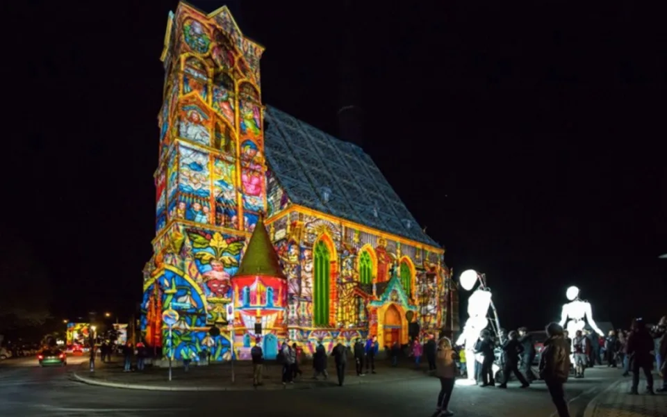 Významná výročí města Plzeň oslaví s obřími světelnými loutkami. Program doplní videomapping