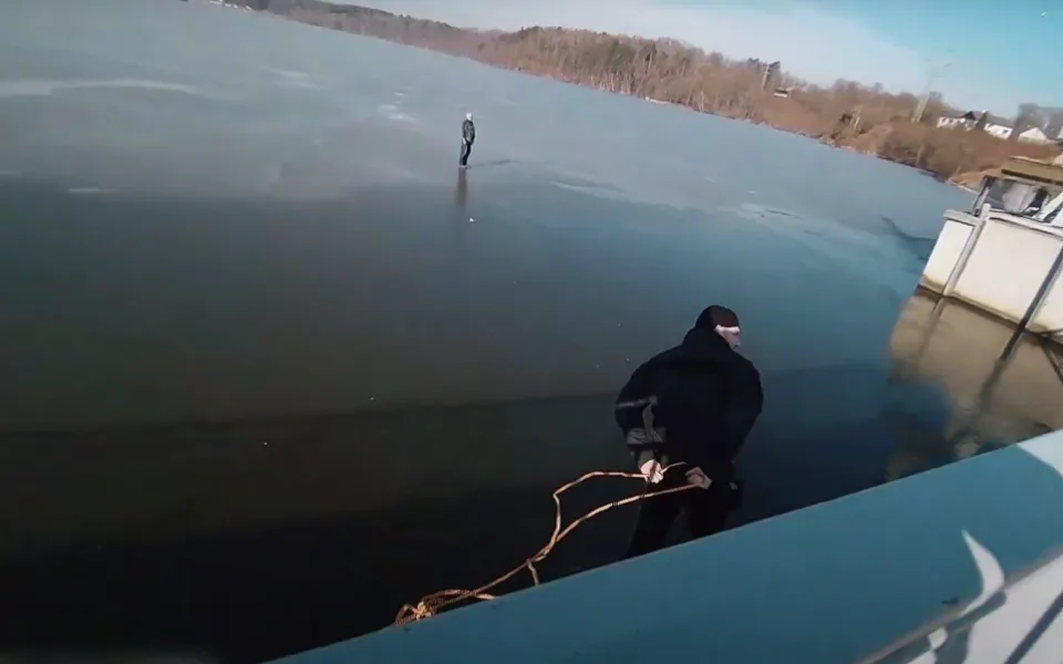VIDEO: Řidič prchal před strážníky přes zamrzlou přehradu, měl k tomu hned dva důvody