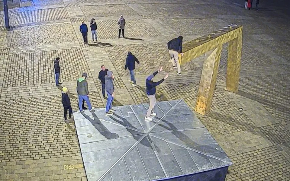 VIDEO: Mladík si z kašny udělal prolézačku, policie ho načapala přímo na velbloudovi