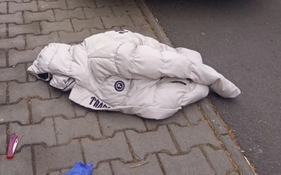 Muž s nožem vyhrožoval na stavbě dělníkovi. Městská policie zveřejnila záběry z jeho zadržení