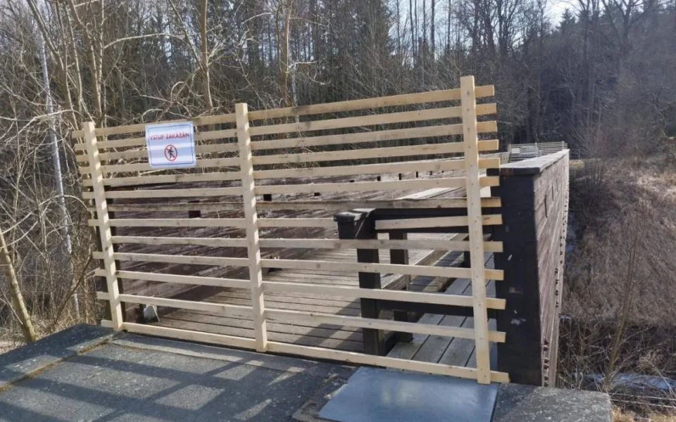 Unikátní dřevěný akvadukt, přes který teče voda nad tratí, půjde k zemi i s lávkou