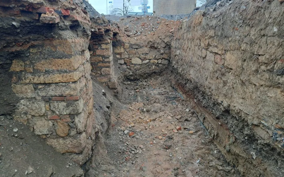 Pozor změna, uzavírka Rolnického náměstí se odsouvá kvůli archeologickému nálezu