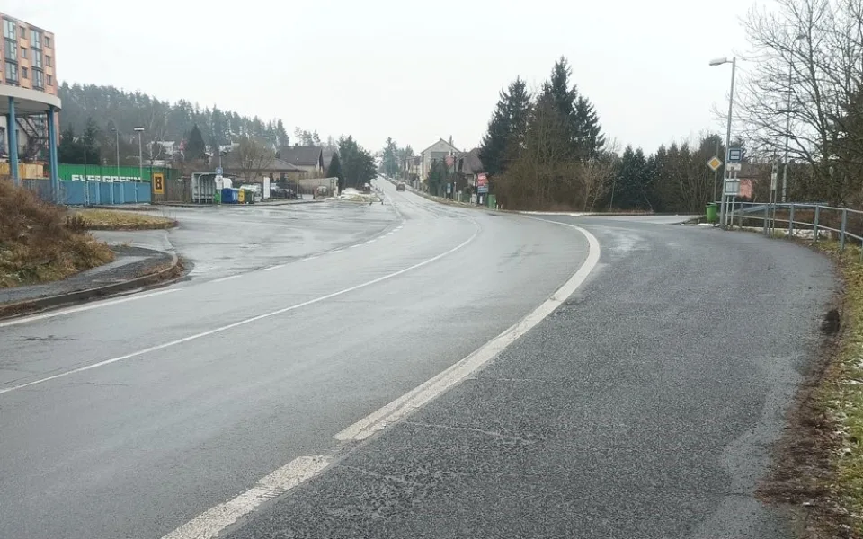U odbočky ke Škodalandu už vzniká nová okružní křižovatka. Cílem je bezpečnější nájezd z vedlejších ulic