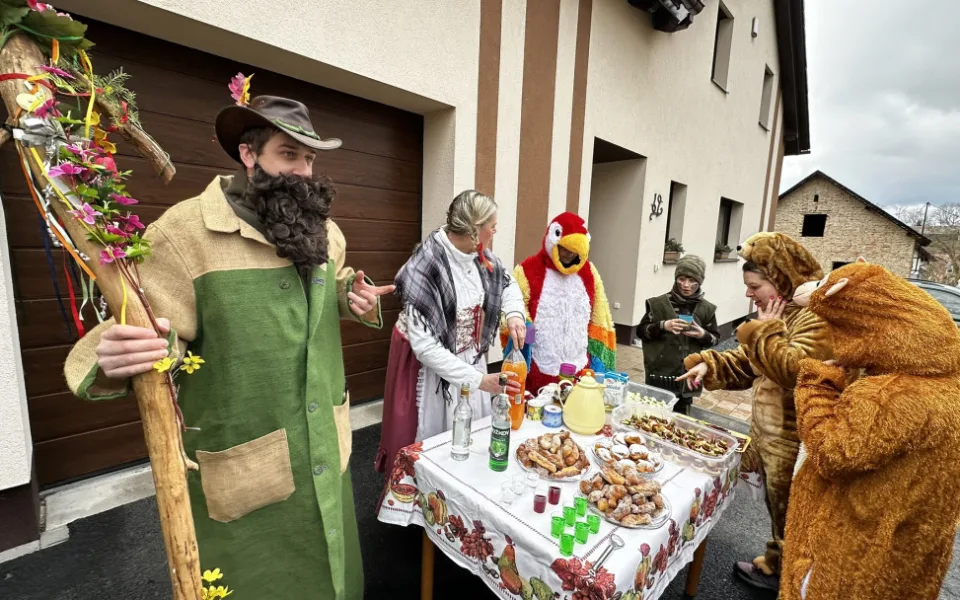 Pestrý masopust v pošumavském příhraničí ve znamení koblih, vošouchů, báče a tlačenky