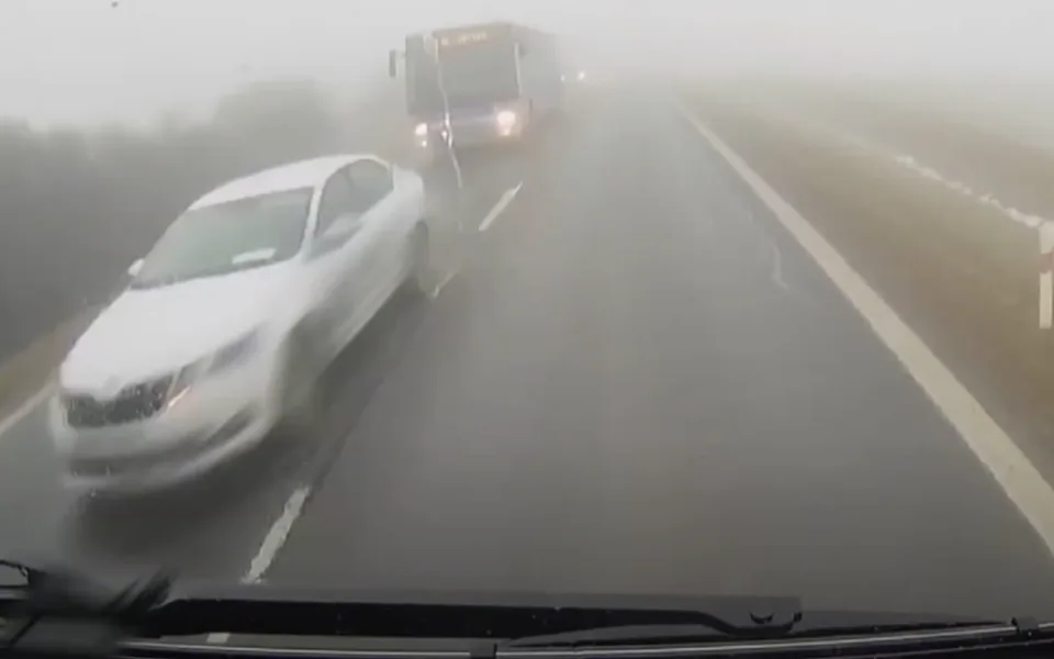 VIDEO: Nezodpovědní řidiči ohrozili hasiče jedoucí k zásahu, od střetu je dělily centimetry