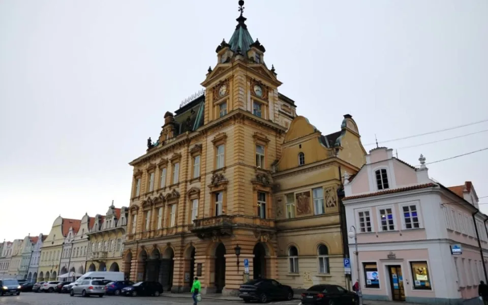Město znovu hledá firmu, která opraví krov a střechu novorenesanční radnice
