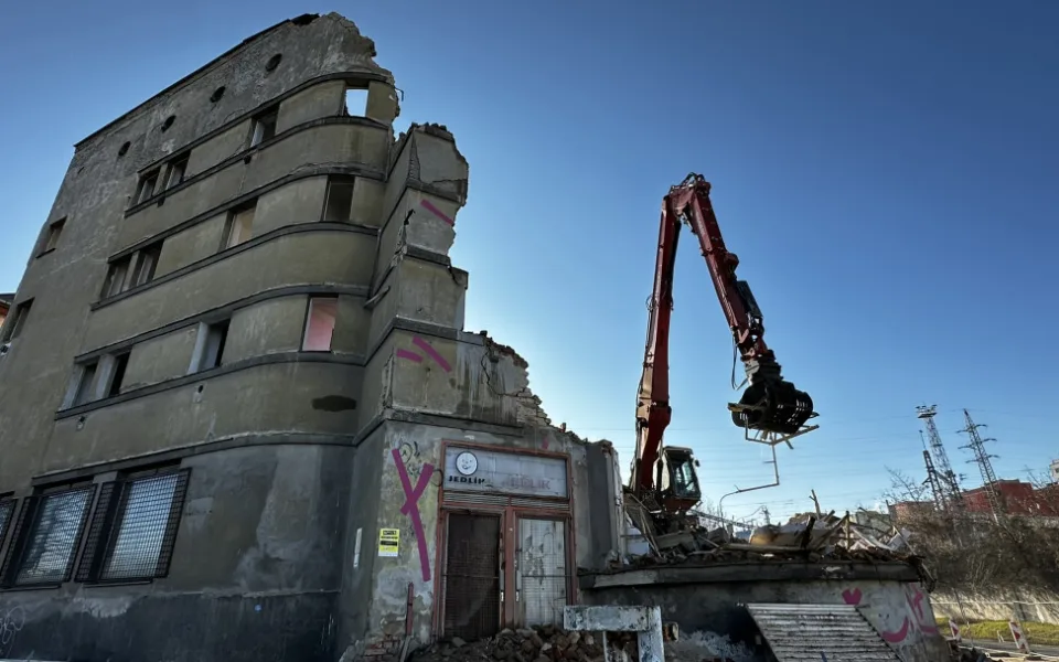 Demolice nechvalně známého komplexu budov pro chudé je velkou atrakcí. Jedna slavná malba už definitivně zmizela