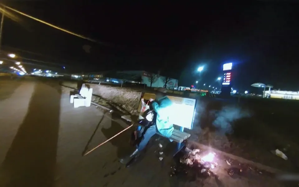 VIDEO: Muž pálil odpad přímo na zastávce. Tvrdil, že ve Španělsku je to běžné