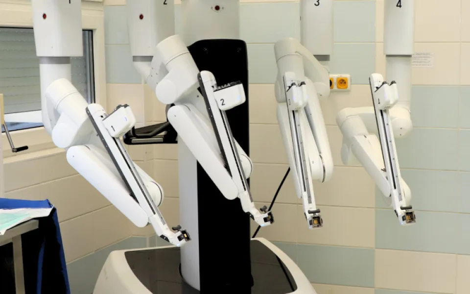 Fakultní nemocnice pořídila druhého operačního robota za 69 milionů, ročně provede stovky výkonů
