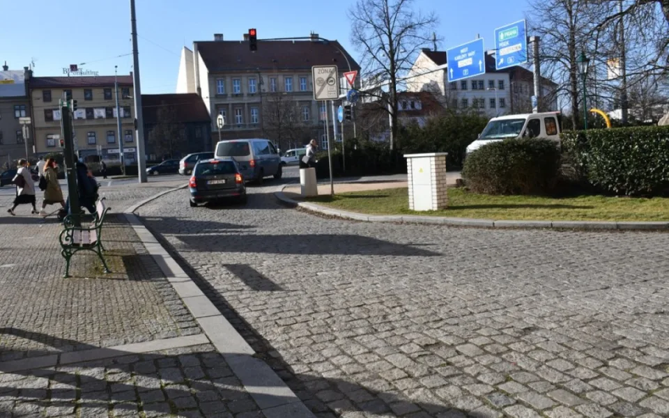 Motoristé se zbaví jednoho otravného semaforu. Startují práce na úpravě výjezdu z Veleslavínovy ulice