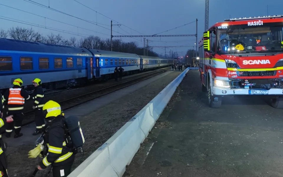 Hasiči na nádraží likvidují požár podvozku vlaku
