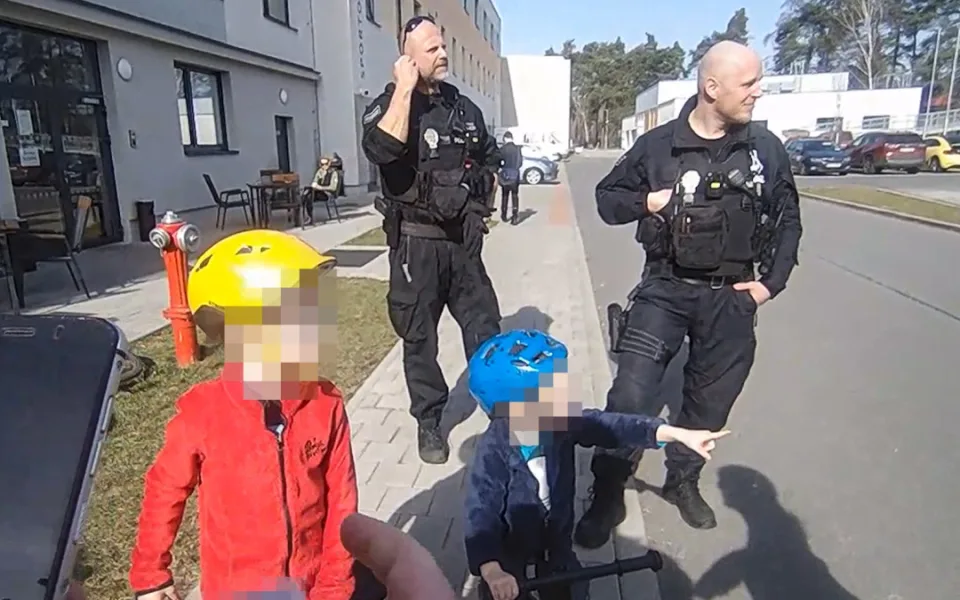VIDEO: Dva malí chlapečci pořádně vyděsili rodiče, ujeli na odrážedlech dědovi a ztratili se