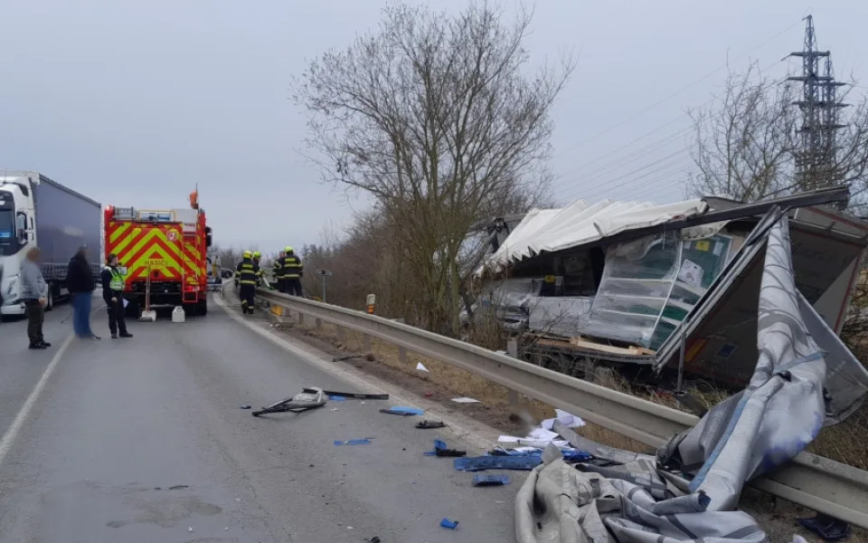 Vážná dopravní nehoda dvou kamionů, jeden z náklaďáků odmrštil náraz mimo vozovku