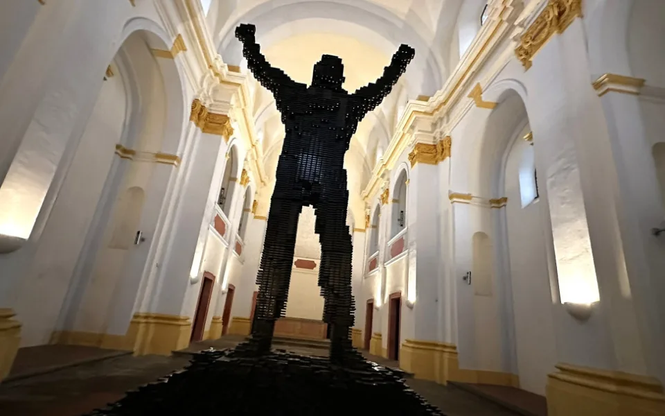 Obří monument Rockyho v jeho vítězné póze vytvořil oceňovaný autor z 50 000 kusů vyřazených VHS kazet