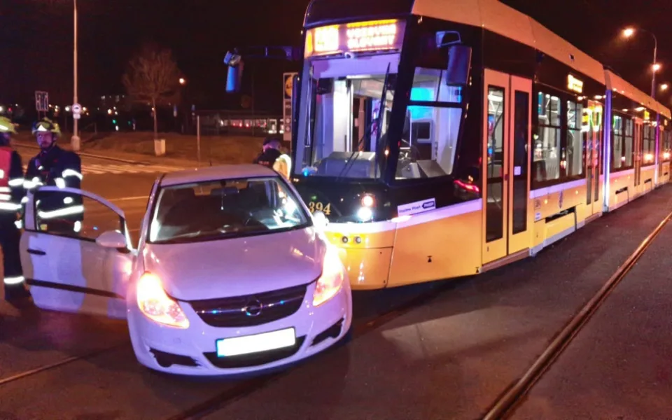Řidička při odbočování vlevo nedala přednost projíždějící tramvaji a ta osobní auto nemilosrdně smetla